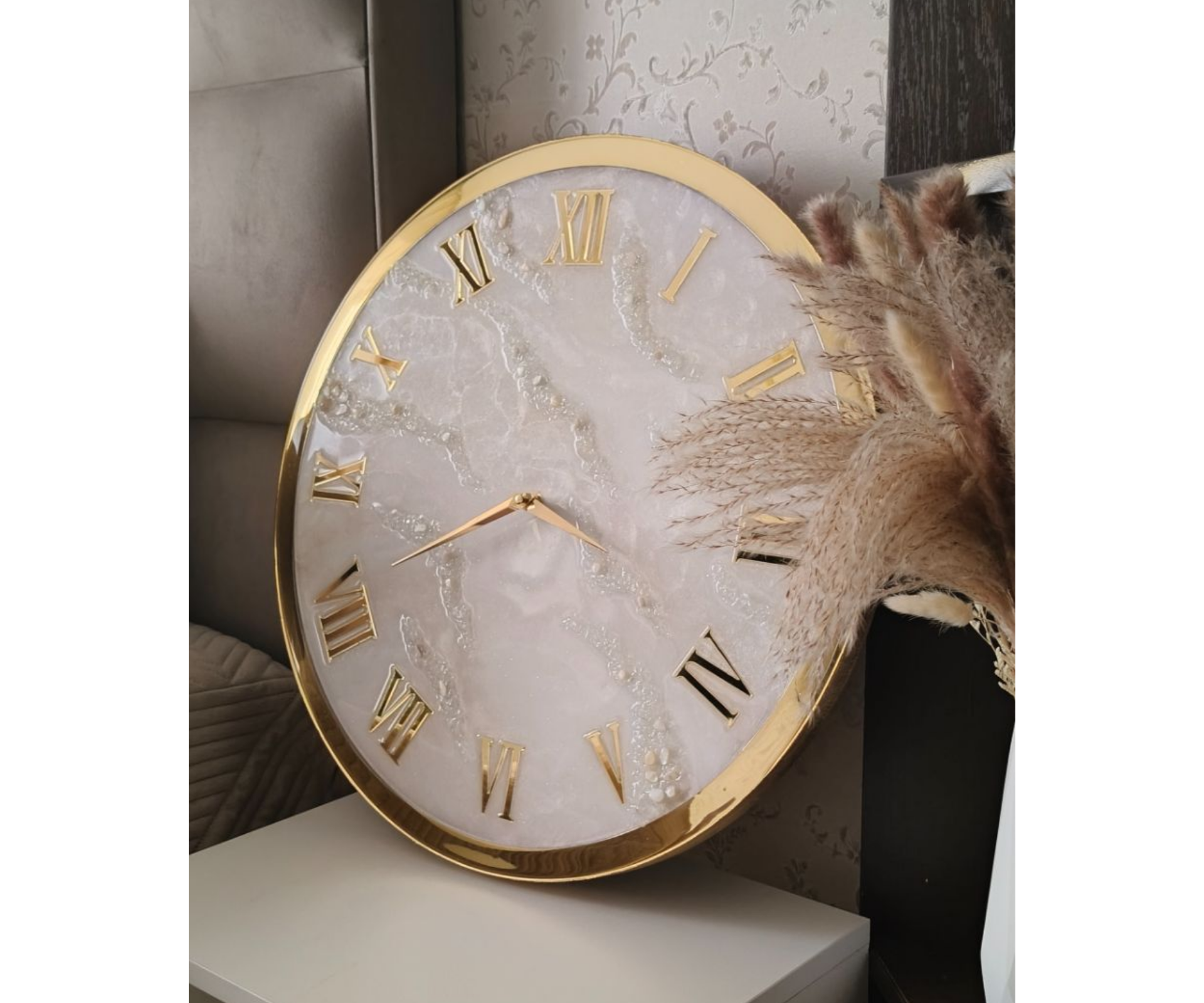 Часы в золотой раме